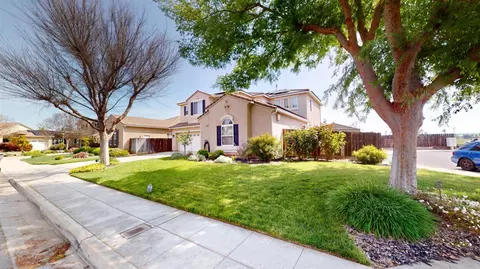 Exterior - 1051 N Coventry Ave, Clovis, CA 93611 photo 4 of 12