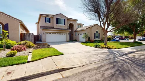Exterior - 1051 N Coventry Ave, Clovis, CA 93611 photo 2 of 12