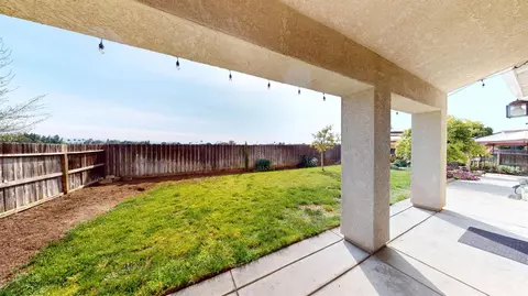 Exterior - 1051 N Coventry Ave, Clovis, CA 93611 photo 6 of 12