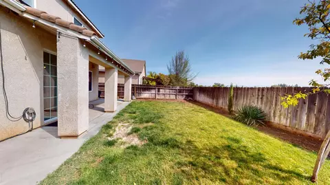 Exterior - 1051 N Coventry Ave, Clovis, CA 93611 photo 8 of 12