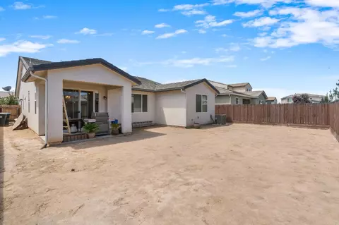 Exterior - 989 Spring St W, Madera, CA 93636 photo 3 of 4