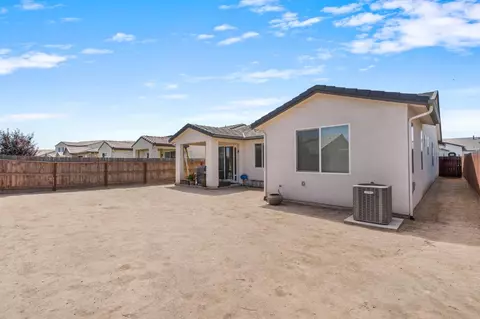 Exterior - 989 Spring St W, Madera, CA 93636 photo 4 of 4