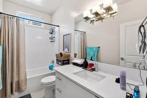 Bath - 989 Spring St W, Madera, CA 93636 photo 1 of 1