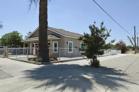 Exterior - 261 E St, Fresno, CA 93706 photo 6 of 7