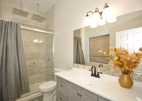 Bath - 261 E St, Fresno, CA 93706 photo 4 of 4