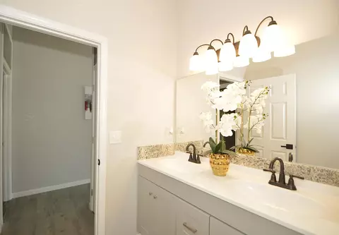 Bath - 261 E St, Fresno, CA 93706 photo 3 of 4