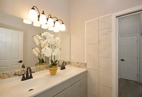 Bath - 261 E St, Fresno, CA 93706 photo 2 of 4