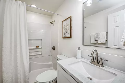 Bath - 8754 E Ostler St, Selma, CA 93662 photo 1 of 2