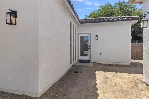 Exterior - 287 S Westberry Blvd, Madera, CA 93637 photo 5 of 5