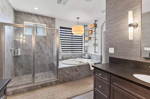 Bath - 287 S Westberry Blvd, Madera, CA 93637 photo 2 of 12