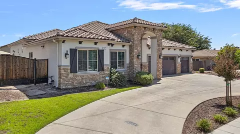 Exterior - 287 S Westberry Blvd, Madera, CA 93637 photo 3 of 5