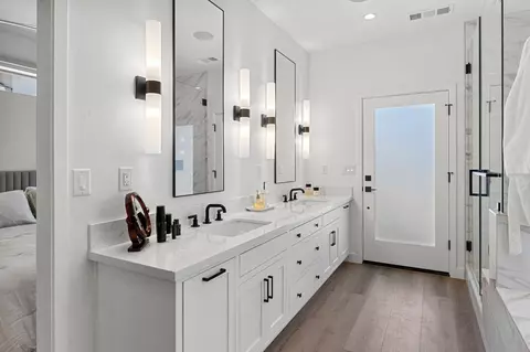 Bath - 287 S Westberry Blvd, Madera, CA 93637 photo 9 of 12