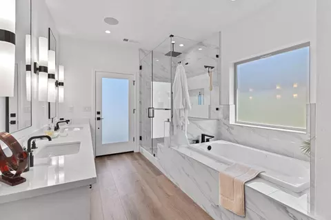 Bath - 287 S Westberry Blvd, Madera, CA 93637 photo 8 of 12