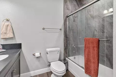 Bath - 287 S Westberry Blvd, Madera, CA 93637 photo 7 of 12