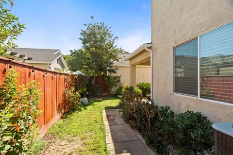 Exterior - 713 W Bordeaux Ln, Clovis, CA 93619 photo 7 of 9