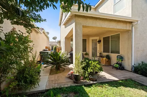 Exterior - 713 W Bordeaux Ln, Clovis, CA 93619 photo 5 of 9