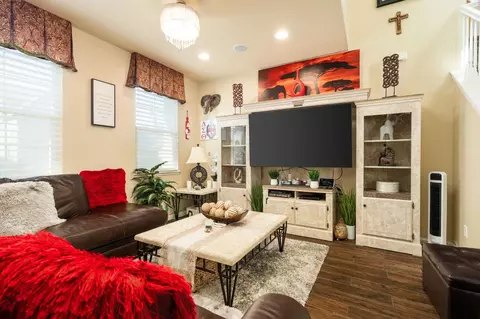 Living - 713 W Bordeaux Ln, Clovis, CA 93619 photo 2 of 6