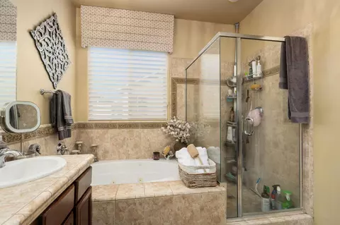 Bath - 713 W Bordeaux Ln, Clovis, CA 93619 photo 3 of 5