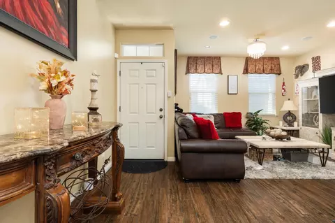 Entry Way - 713 W Bordeaux Ln, Clovis, CA 93619 photo 1 of 6