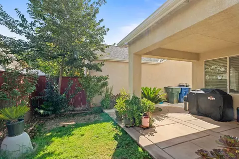 Exterior - 713 W Bordeaux Ln, Clovis, CA 93619 photo 8 of 9