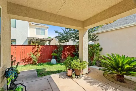 Exterior - 713 W Bordeaux Ln, Clovis, CA 93619 photo 3 of 9