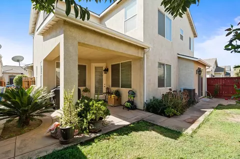 Exterior - 713 W Bordeaux Ln, Clovis, CA 93619 photo 4 of 9