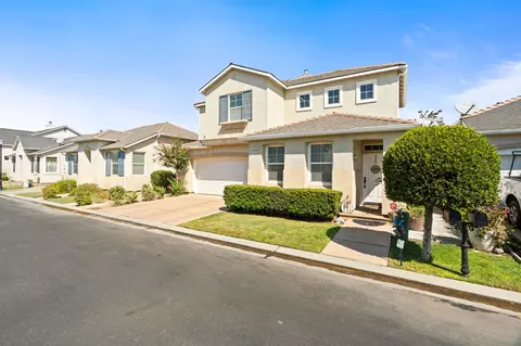 Exterior - 713 W Bordeaux Ln, Clovis, CA 93619 photo 2 of 9