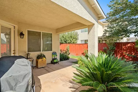 Exterior - 713 W Bordeaux Ln, Clovis, CA 93619 photo 9 of 9