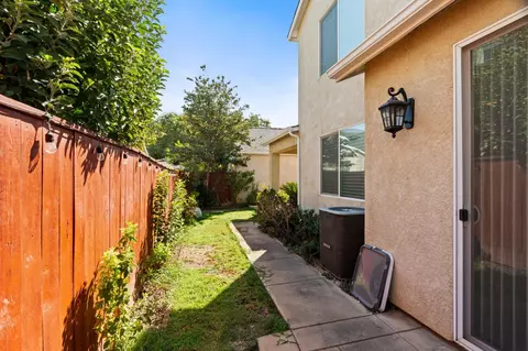 Exterior - 713 W Bordeaux Ln, Clovis, CA 93619 photo 6 of 9