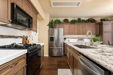 Kitchen - 713 W Bordeaux Ln, Clovis, CA 93619 photo 5 of 6