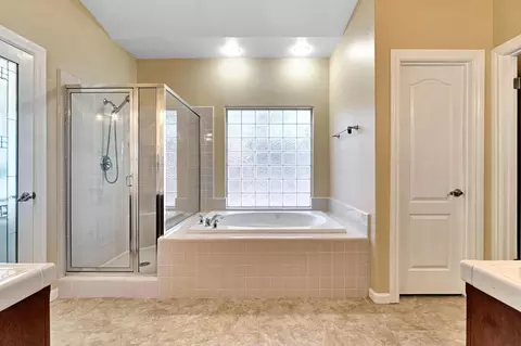 Bath - 1828 N Orangewood Ave, Clovis, CA 93619 photo 1 of 4