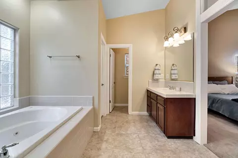 Bath - 1828 N Orangewood Ave, Clovis, CA 93619 photo 4 of 4