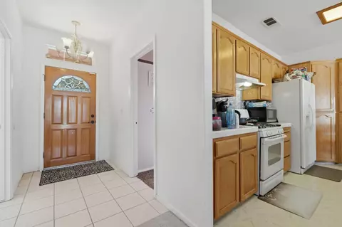Entry Way - 1150 Mission Dr, Lemoore, CA 93245 photo 2 of 3