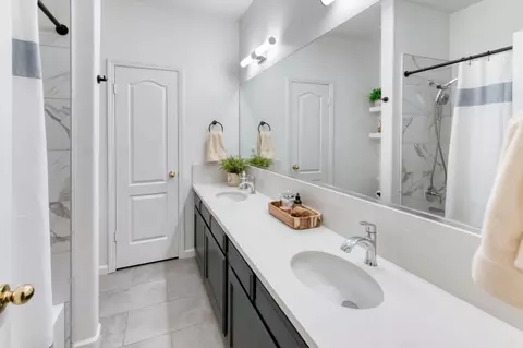 Bath - 1751 N Orangewood Ave, Clovis, CA 93619 photo 4 of 4