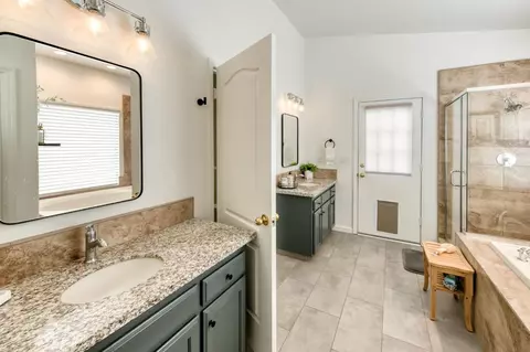 Bath - 1751 N Orangewood Ave, Clovis, CA 93619 photo 2 of 4