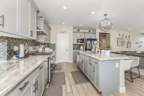 Kitchen - 4475 Crown Bluffs Dr, Madera, CA 93636 photo 4 of 5