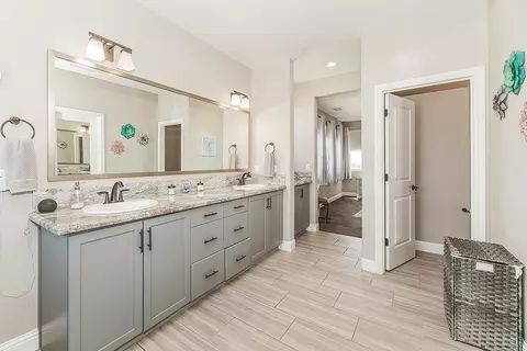 Bath - 4475 Crown Bluffs Dr, Madera, CA 93636 photo 6 of 8