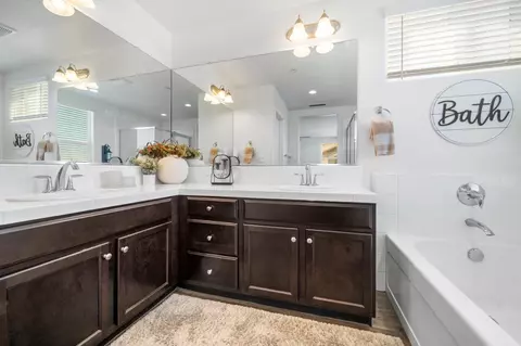 Bath - 905 Wishon Ave W, Madera, CA 93636 photo 5 of 5