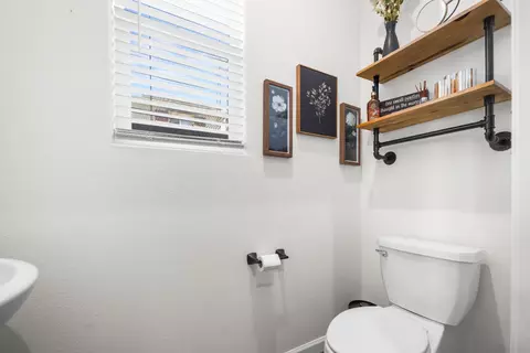 Bath - 905 Wishon Ave W, Madera, CA 93636 photo 1 of 5