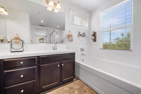 Bath - 905 Wishon Ave W, Madera, CA 93636 photo 4 of 5