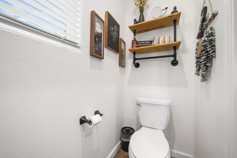 Bath - 905 Wishon Ave W, Madera, CA 93636 photo 2 of 5