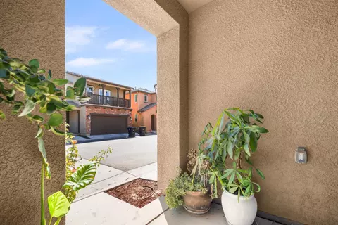 Exterior - 905 Wishon Ave W, Madera, CA 93636 photo 5 of 10