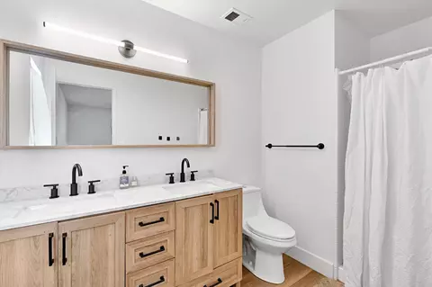 Bath - 2325 Lincoln Ave, Clovis, CA 93611 photo 2 of 2