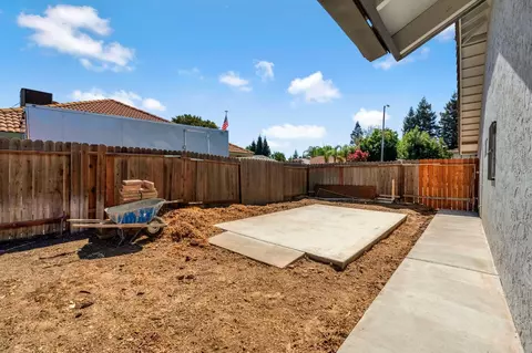 Exterior - 2325 Lincoln Ave, Clovis, CA 93611 photo 7 of 8