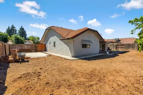 Exterior - 2325 Lincoln Ave, Clovis, CA 93611 photo 6 of 8