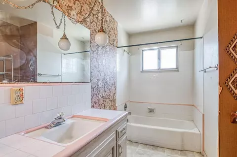 Bath - 818 S Del Norte Ave, Kerman, CA 93630 photo 1 of 2