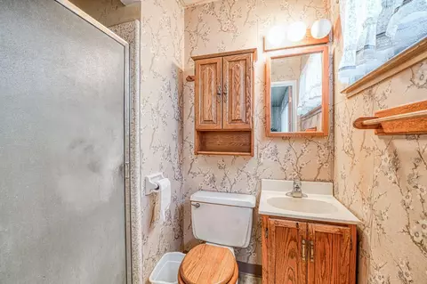 Bath - 818 S Del Norte Ave, Kerman, CA 93630 photo 2 of 2