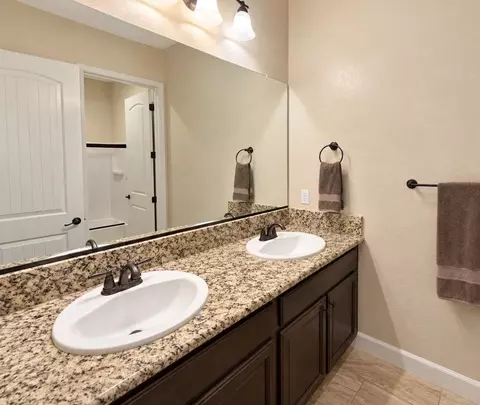 Bath - 2988 Graybark Ave, Clovis, CA 93619 photo 1 of 3