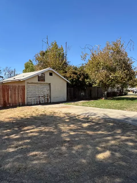 1900 W 4th St, Madera, CA 93637 photo 2