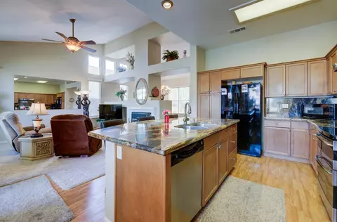 Kitchen - 10864 E Clearwater Way, Clovis, CA 93619 photo 5 of 5